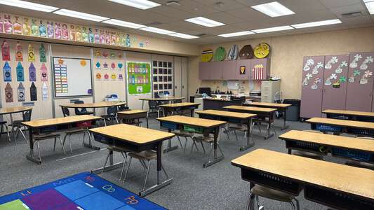 Desert Knolls Elementary School Classroom Standard in Apple Valley 4