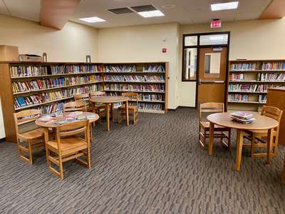 Glen Oak Community Learning Center Library in Peoria