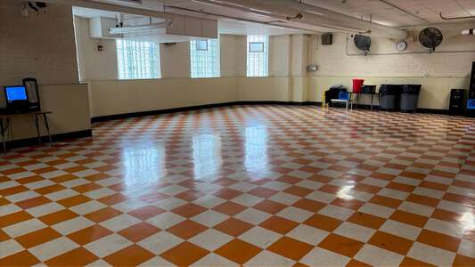 Nash - Henry H Nash Elementary School Cafeteria in Chicago 4