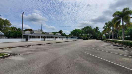 Country Isles Elementary School Parking Lot - Soutwest in Weston