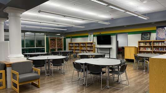 Drakes Creek Middle School Library in Bowling Green