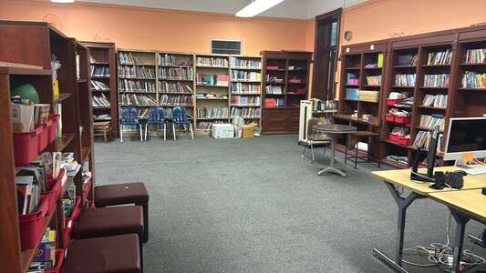 Smyth - John M Smyth Elementary School Library in Chicago 3