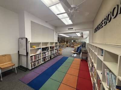 Glorietta Elementary School Room 22 - Library in Orinda
