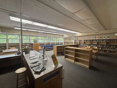 Glorietta Elementary School Room 22 - Library in Orinda