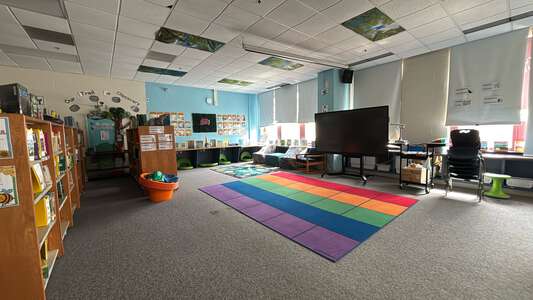 Lloyd - Henry D Lloyd Elementary School Library in Chicago 3