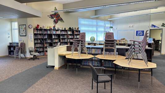 Lone Tree Elementary School Library in Antioch