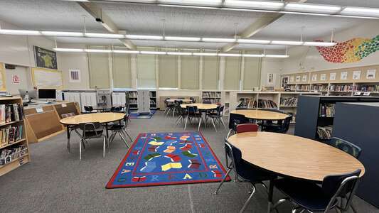 Charlemagne Elementary School Library in Eugene 2