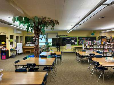 Four Corners Elementary School Library in Salem 2