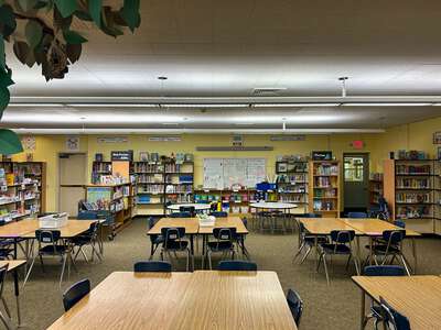 Four Corners Elementary School Library in Salem 3