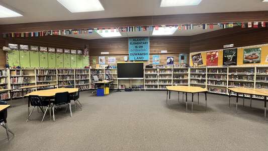 Louisa May Alcott Elementary School Library in Redmond 3