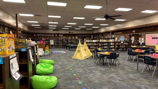 Bostic Traditional Magnet Elementary School Library in Wichita 3