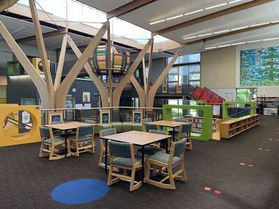 Trillium Creek Primary School Library in West Linn