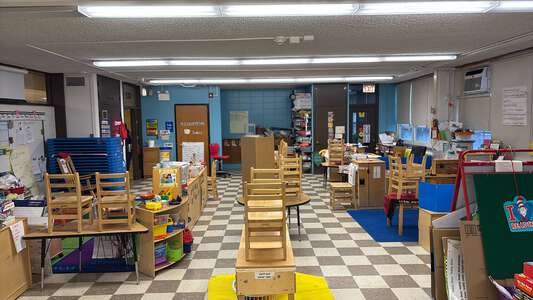 Holmes - Oliver Wendell Holmes Elementary School Classroom Standard in Chicago 4