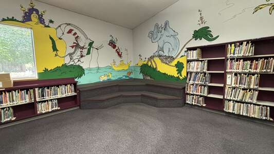 Meadow View School K-8 Media Center (Elementary School) in Eugene 2