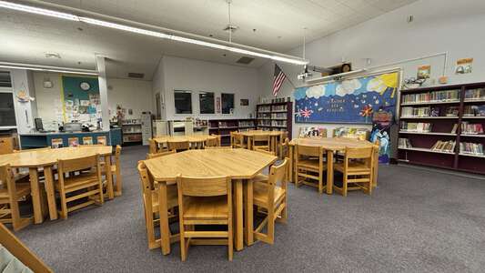 Meadow View School K-8 Media Center (Elementary School) in Eugene 3