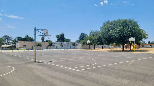 Ivanhoe Elementary School Outdoor Basketball Courts in Ivanhoe