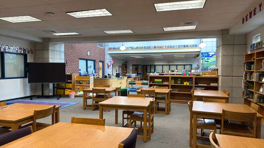 Linwood Elementary School Library in Wichita 4