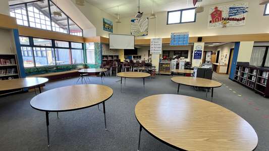 Willagillespie Elementary School Library in Eugene 2