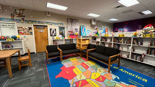 Loughman Oaks Elementary School Library in Davenport 2