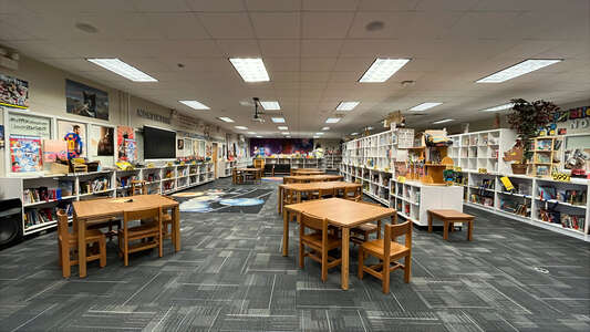 Loughman Oaks Elementary School Library in Davenport 1
