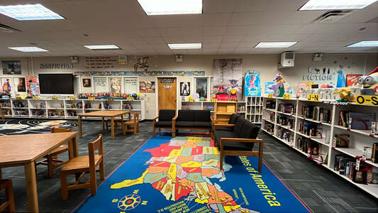 Loughman Oaks Elementary School Library in Davenport 4
