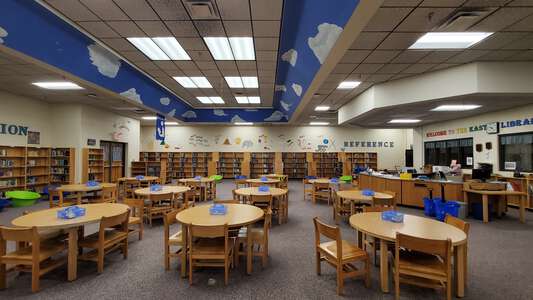 Karns Elementary School Library - East in Knoxville