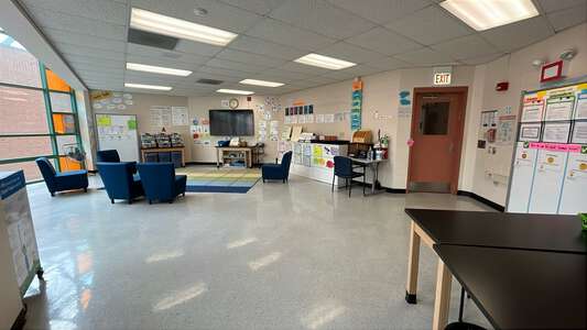 McAuliffe - Sharon Christa McAuliffe Elementary School Library in Chicago 2