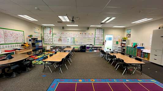 Caswell Dual Language Academy, Academia Bilingüe Elementary School Classroom Standard in Ceres 3