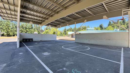 Emily Dickinson Explorer Elementary School Outdoor Basketball Courts in Redmond