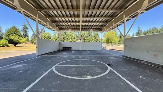 Emily Dickinson Explorer Elementary School Outdoor Basketball Courts in Redmond