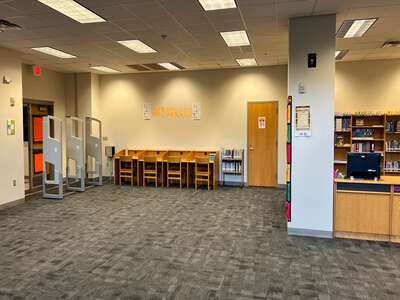 Billy Earl Dade Middle School Library in Dallas 3