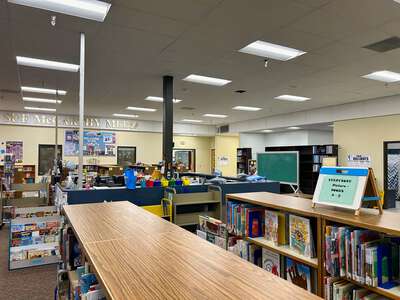 Schirle Elementary School Library in Salem 2