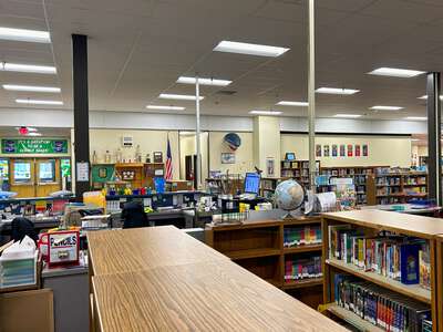 Schirle Elementary School Library in Salem 3