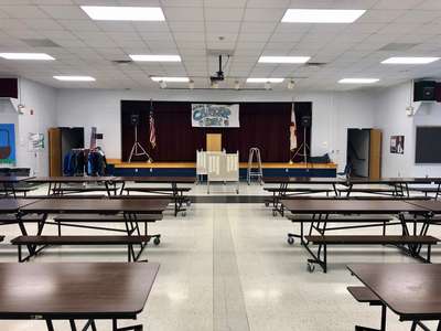 Loughman Oaks Elementary School Cafeteria in Davenport