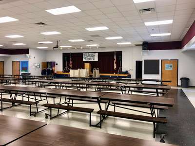 Loughman Oaks Elementary School Cafeteria in Davenport