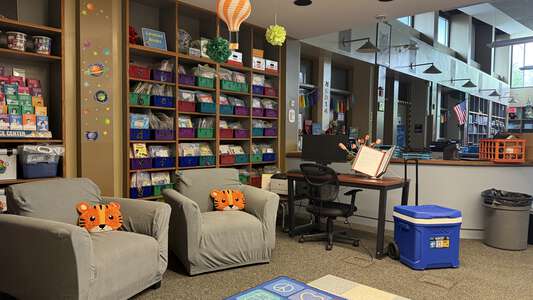 Brookeview Elementary School Library (3 hr min) in Jacksonville 4