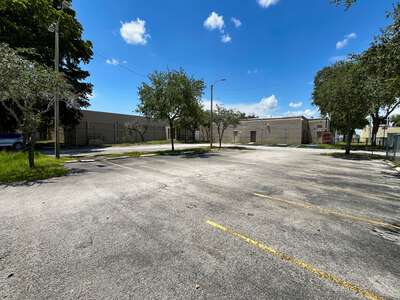 W. R. Thomas Middle School Parking Lot - Main in Miami