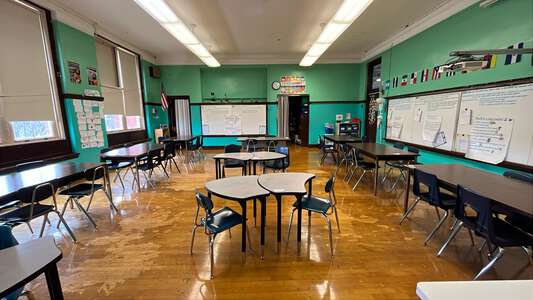 Darwin - Charles R Darwin Elementary School Classroom Standard in Chicago 4