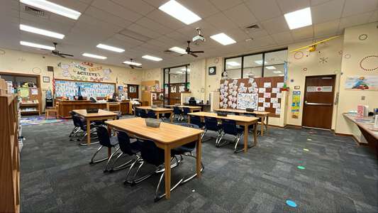 Hyde Leadership and International Explorations Magnet Elementary School Library in Wichita 2