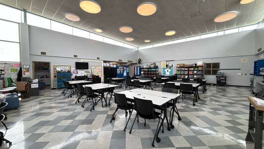 Little Village Elementary School Library in Chicago 4