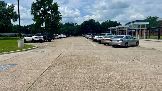 Glen Oaks Magnet High School Parking Lot - Front in Baton Rouge