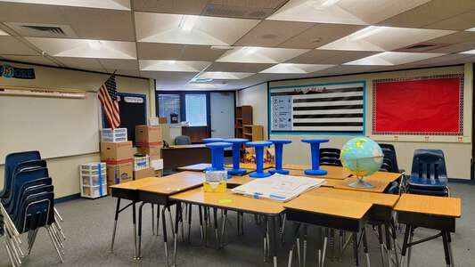 Hunters Glen Elementary School Classroom Standard in Thornton