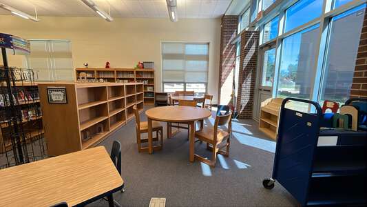 Ortiz Elementary School Library in Wichita 5