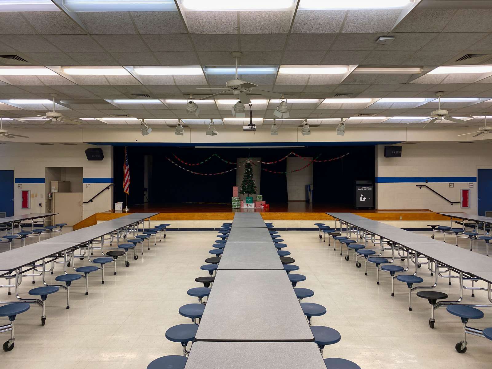 Rent a Cafeteria (Medium) in Eustis FL 32726