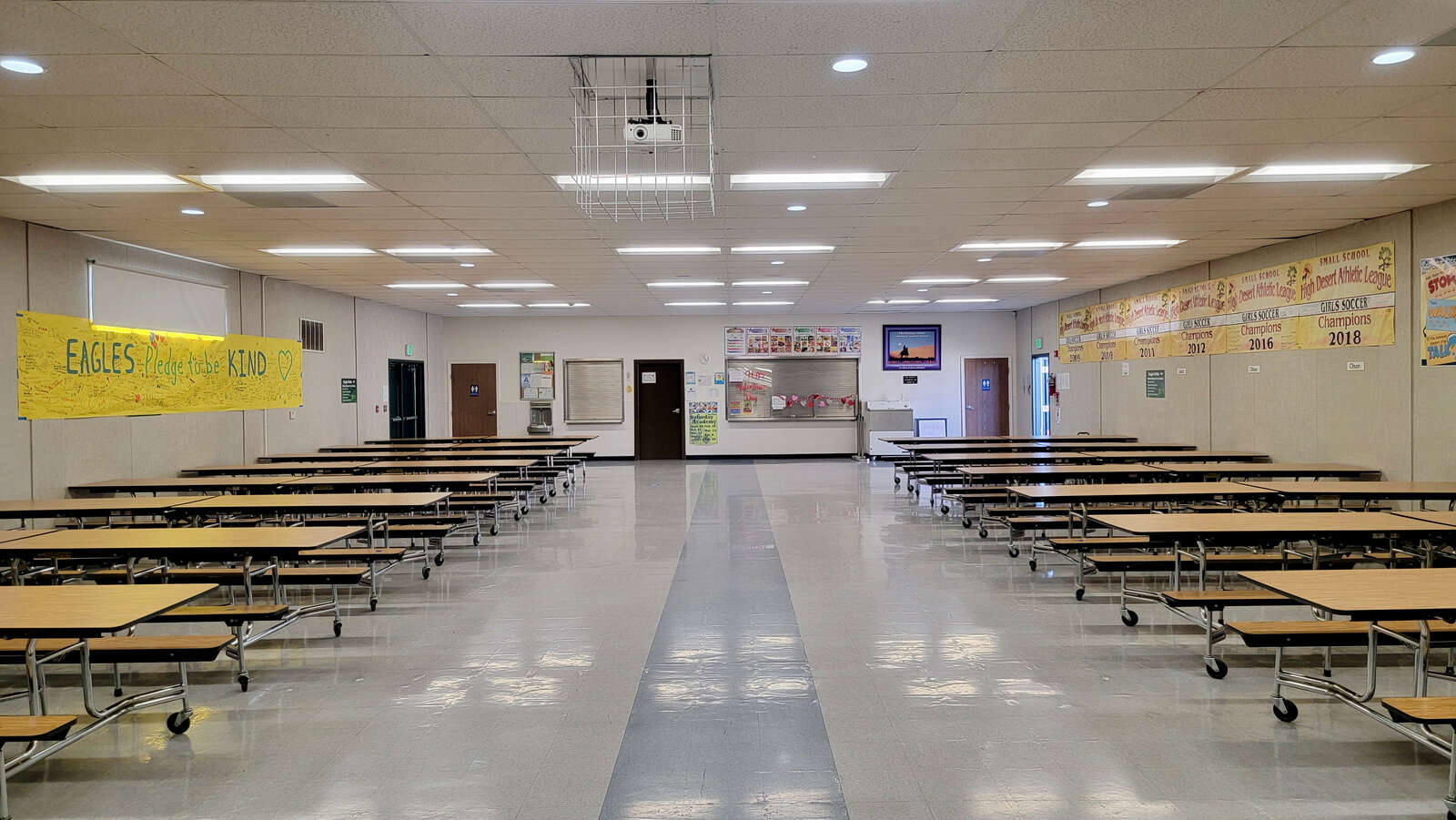 Rent a Cafeteria (Medium) in Phelan CA 92371