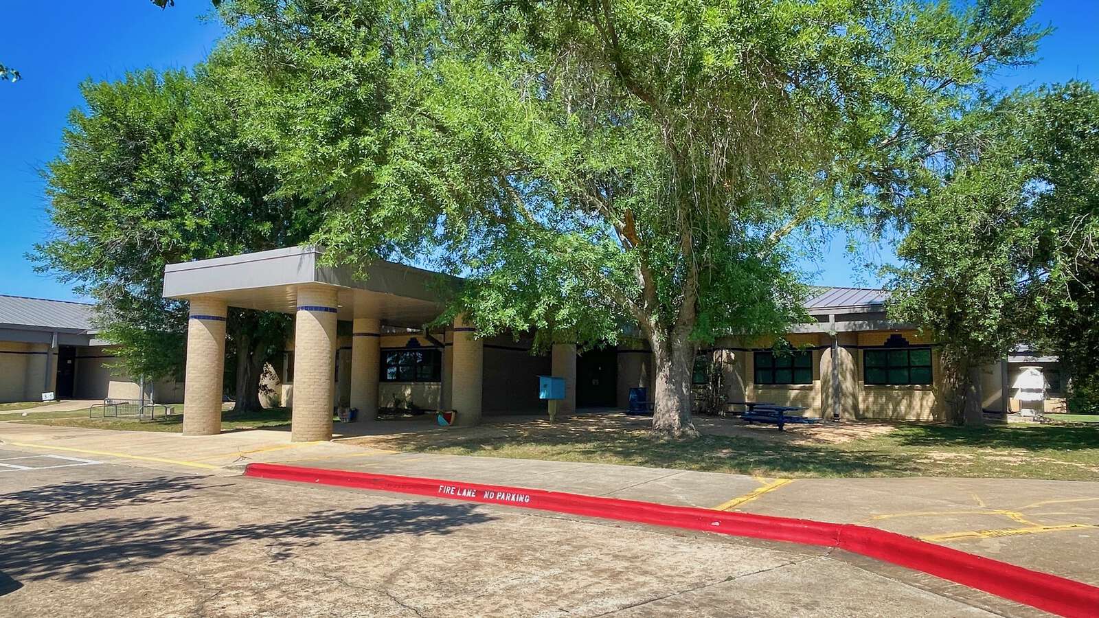 Double File Trail Elementary School in Round Rock Texas Hero Image