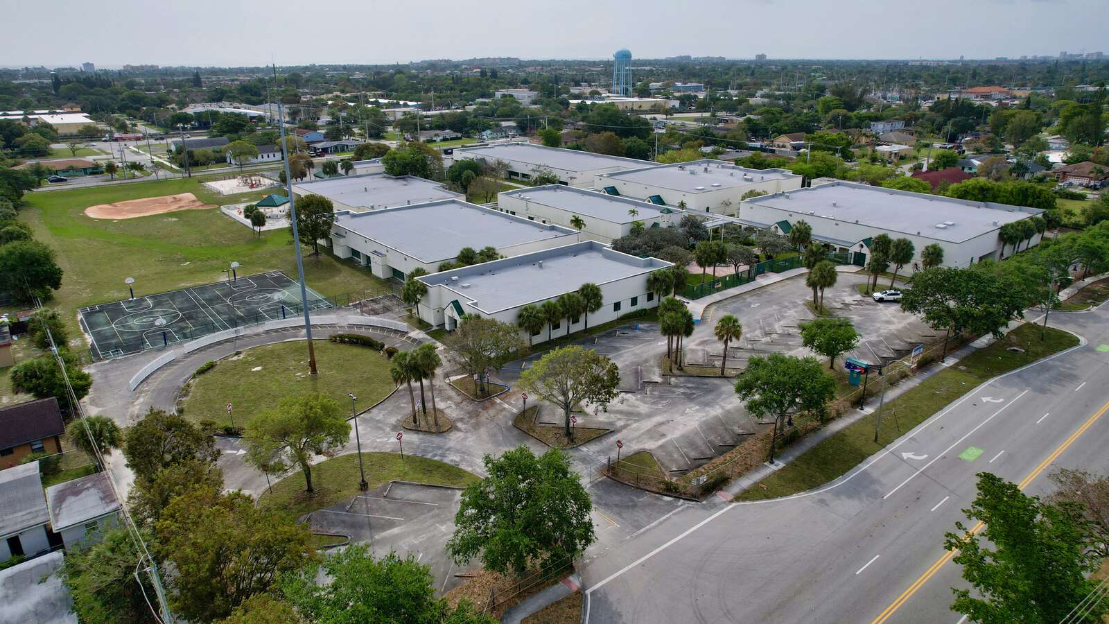 Deerfield Park Elementary School in Deerfield Beach Florida Hero Image