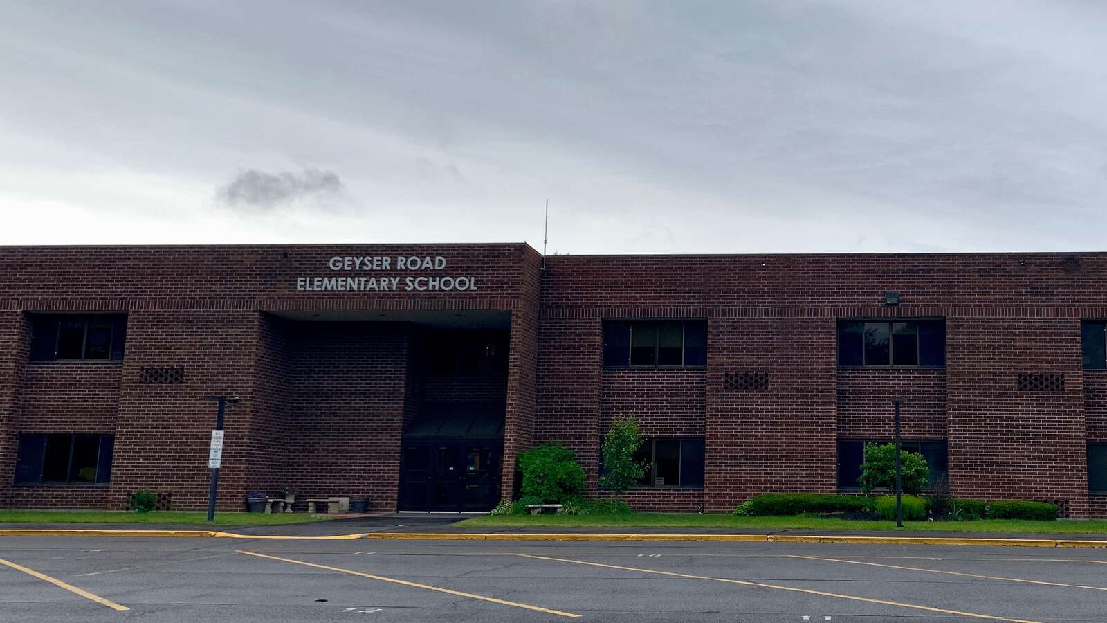 Geyser Road Elementary School in Saratoga Springs New York Hero Image