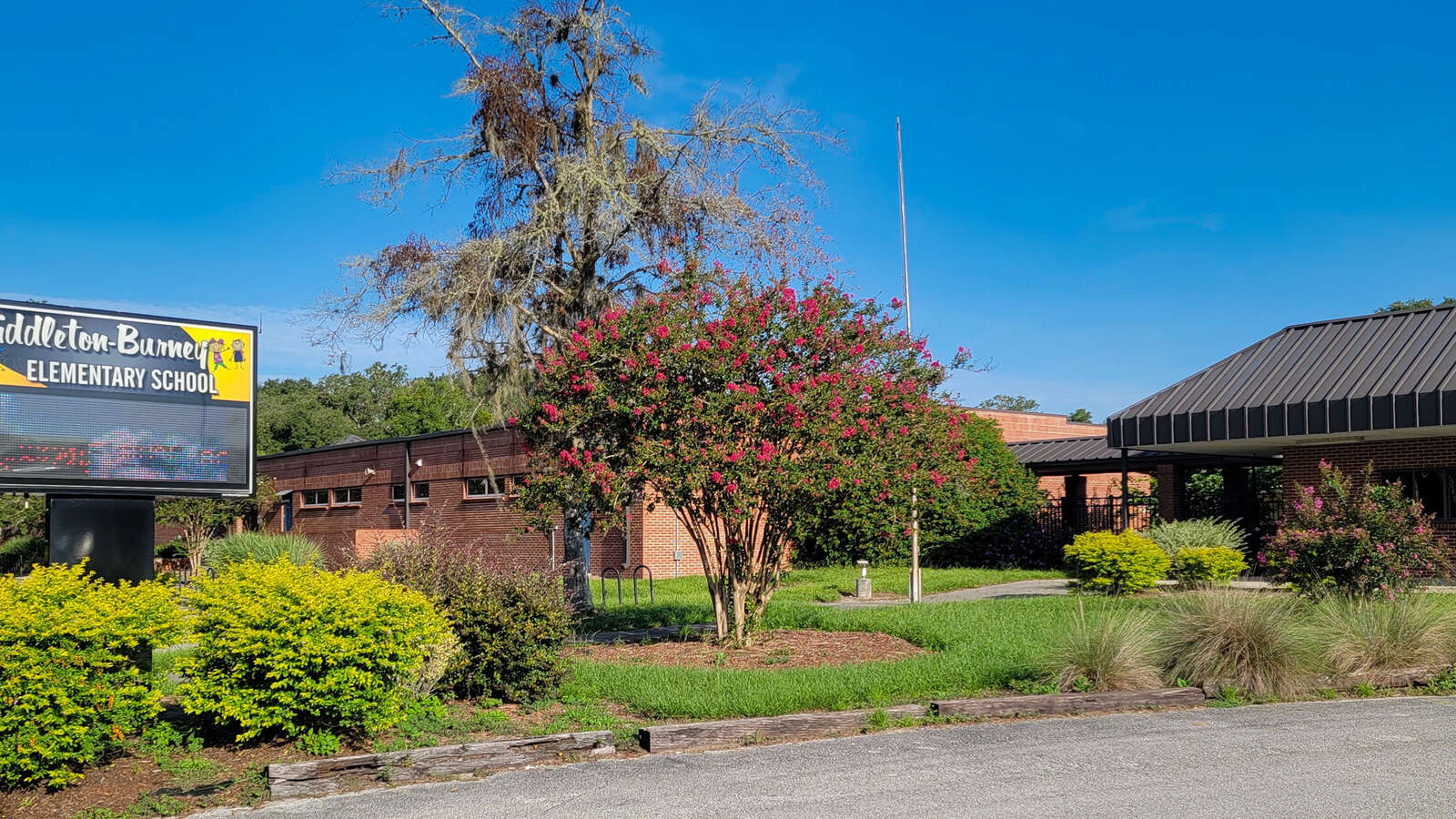 Middleton-Burney Elementary School in Crescent City Florida Hero Image