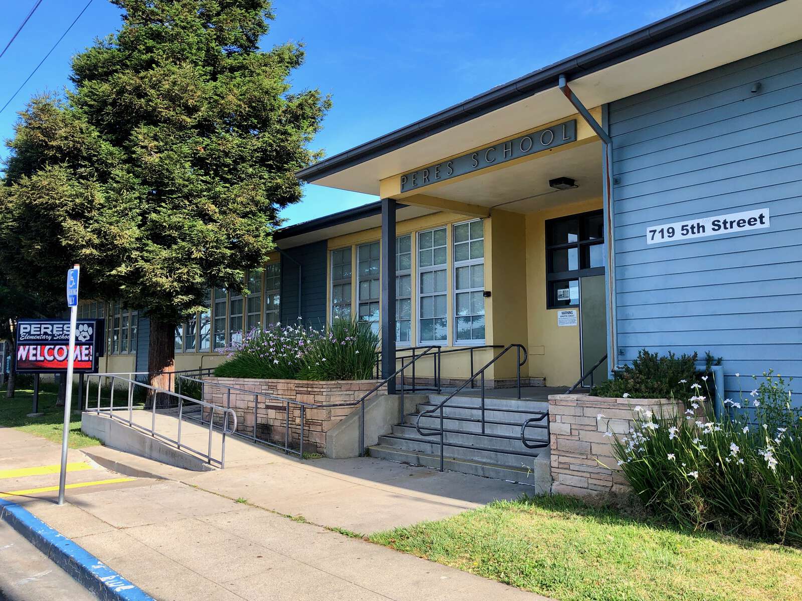 Peres Elementary School in Richmond California Hero Image